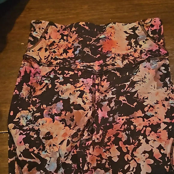Lululemon fast and free stencil blossom red multi 23" crop size 2. Nwot - Picture 5 of 7